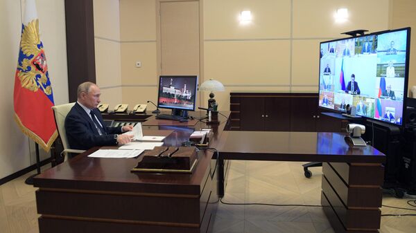 Владимир Путин проводит в режиме видеоконференции  совещание с членами правительства РФ