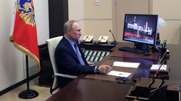 Президент РФ Владимир Путин проводит в режиме видеоконференции совещание