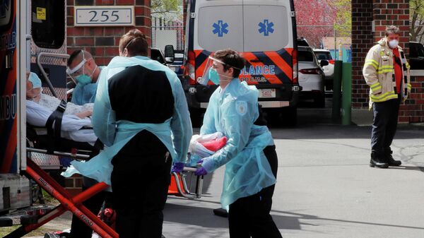 Врачи скорой помощи госпитализируют пациента с коронавирусом в Челси, штат Массачусетс