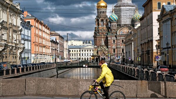 Молодой человек на велосипеде в Санкт-Петербурге