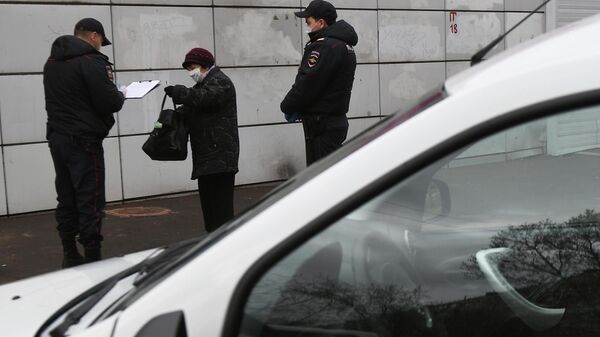 Сотрудники полиции проводят оповещение граждан на одной из улиц в Москве