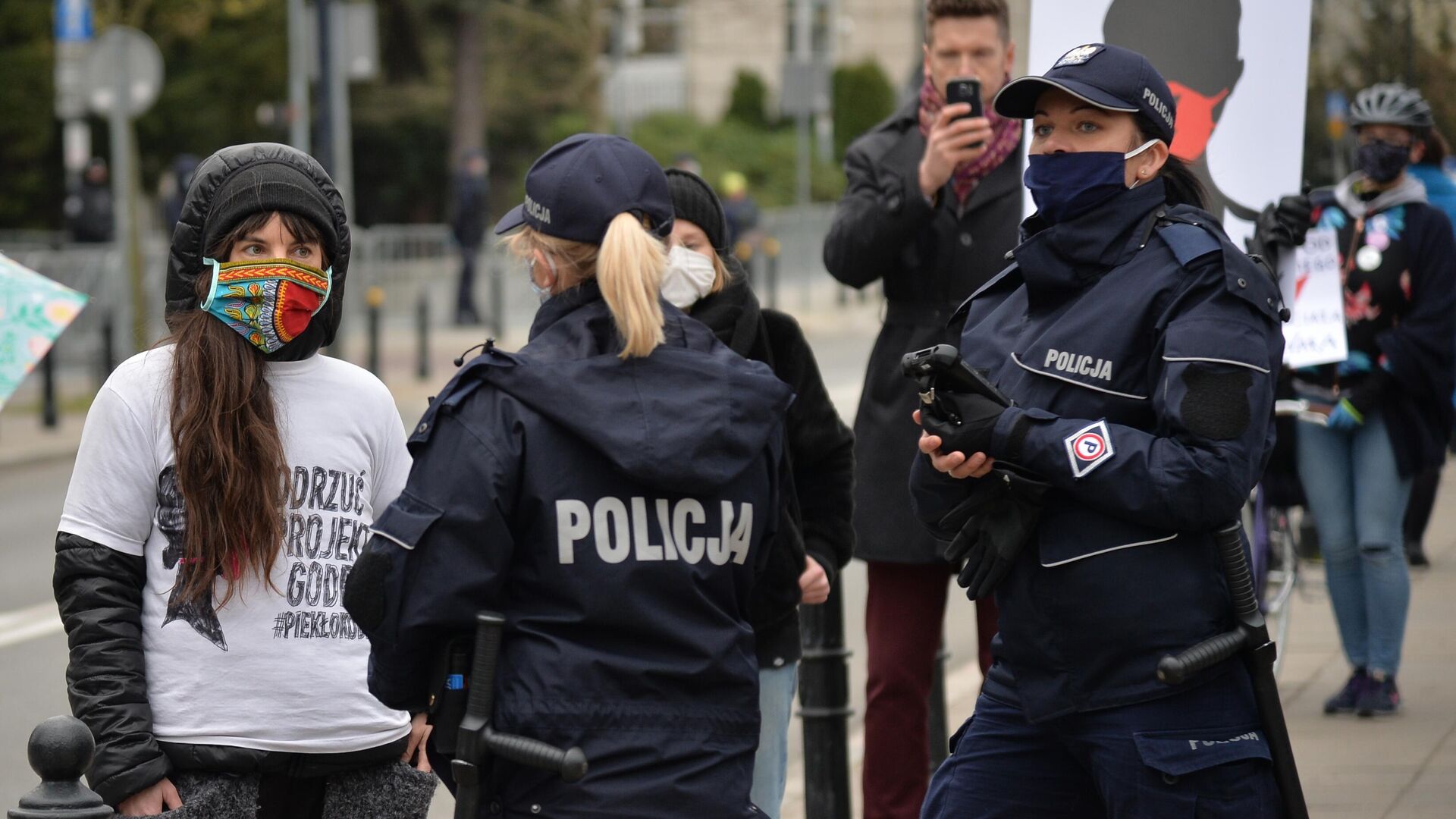 Участники антиправительственной акции и полицейские в Варшаве - РИА Новости, 1920, 13.12.2020