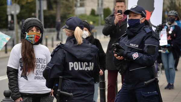 Участники антиправительственной акции и полицейские в Варшаве