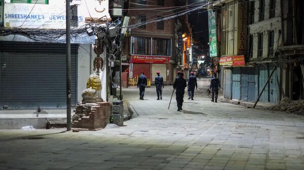 Сотрудники полиции патрулируют улицы на окраине Катманду