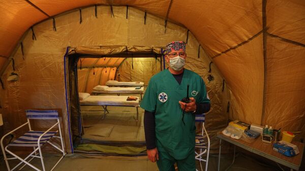 Врач в палате аэромобильного госпиталя МЧС России в Мурманской области