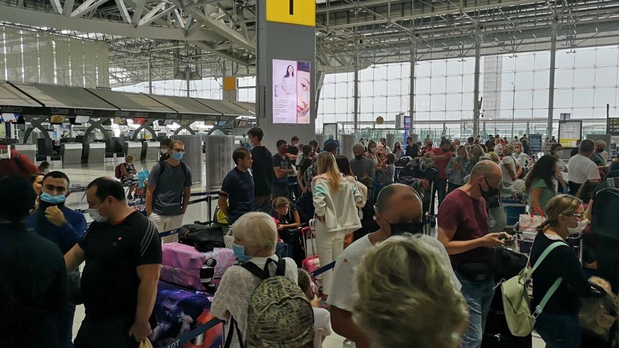 Пассажиры в аэропорту Бангкока - РИА Новости, 1920, 16.12.2025