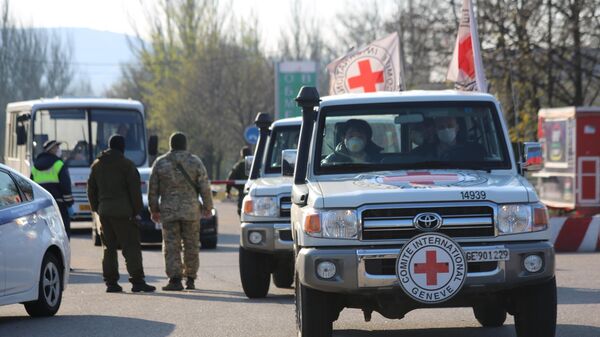 Автомобили Международного комитета Красного Креста на КПП на окраине города Горловка 