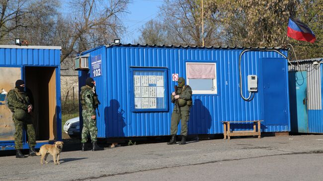 Военнослужащие ДНР на КПП на окраине города Горловка в Донецкой области