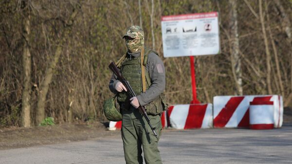 Военнослужащий ДНР на КПП на окраине города Горловка в Донецкой области