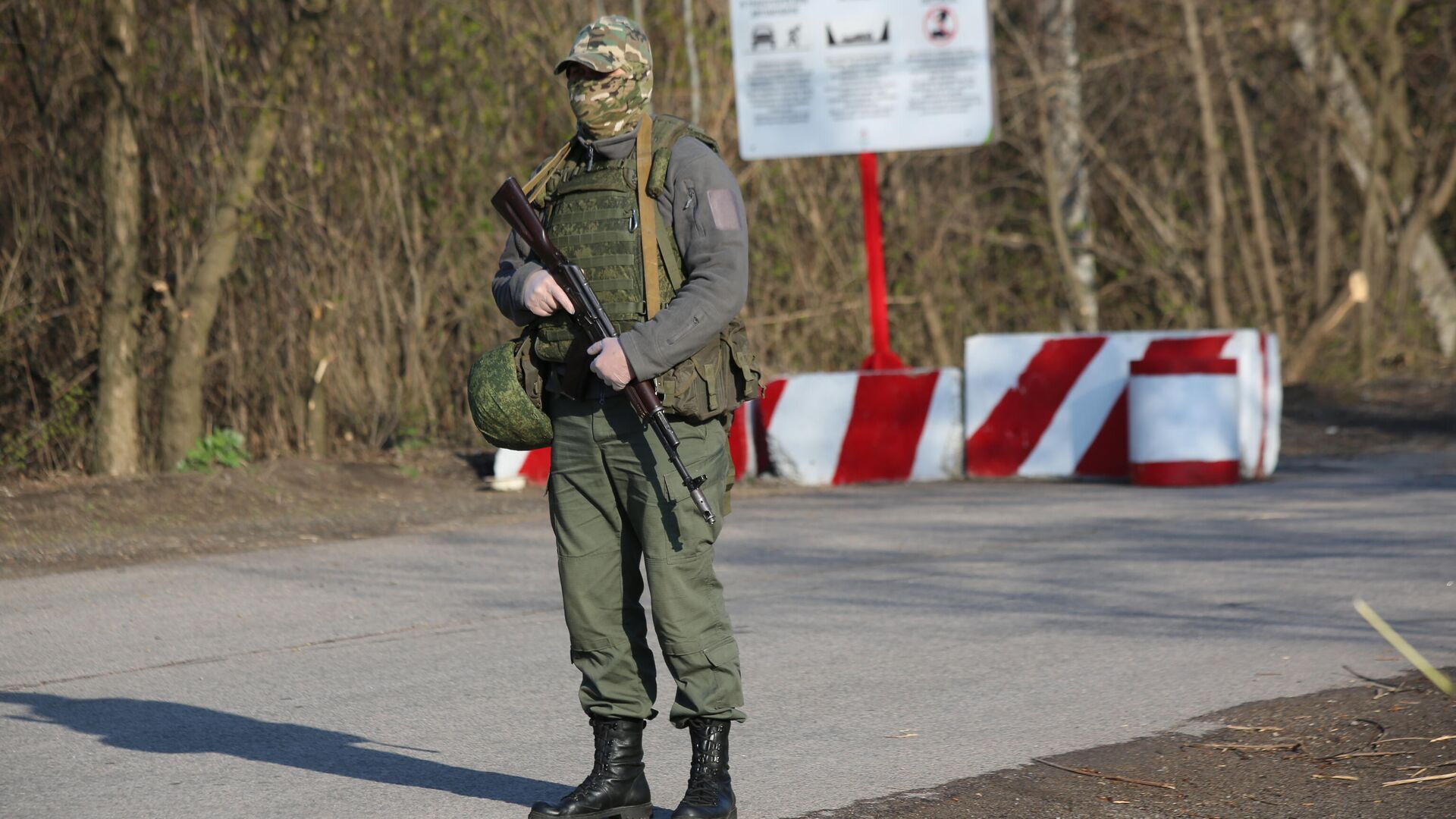 Военнослужащий ДНР на КПП на окраине города Горловка в Донецкой области - РИА Новости, 1920, 16.09.2020