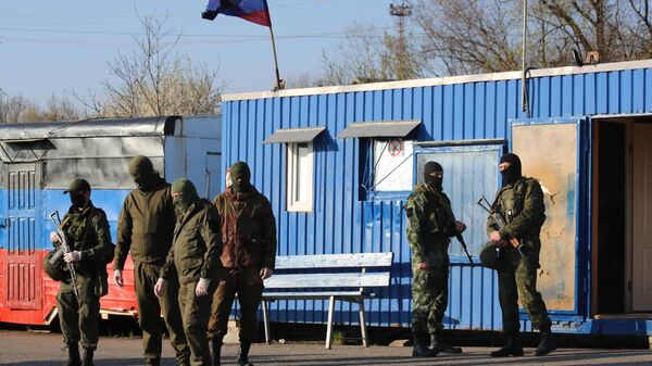 Военнослужащие ДНР на КПП на окраине города Горловка в Донецкой области