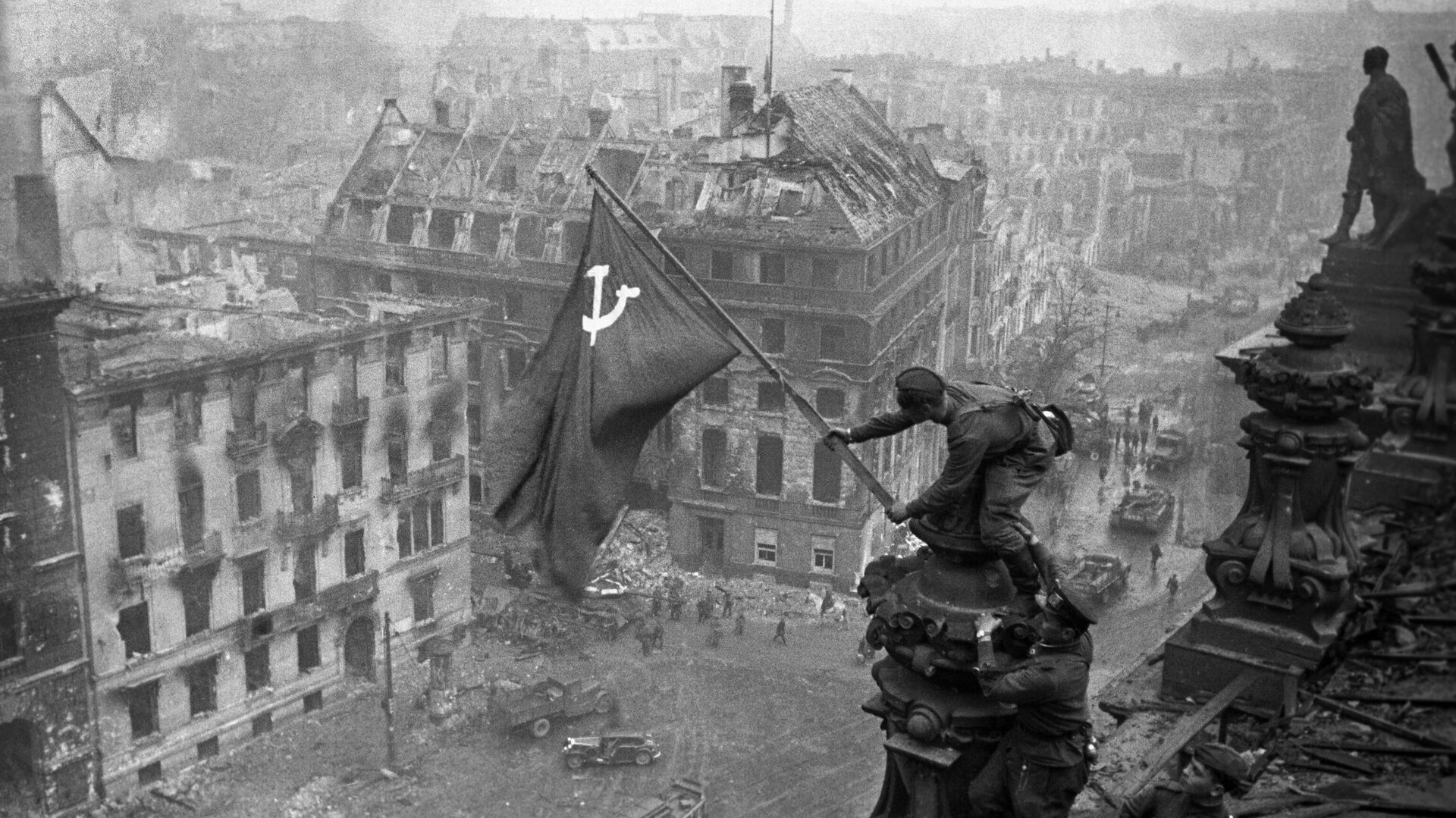 Знамя Победы на здании Рейхстага в Берлине - РИА Новости, 1920, 05.05.2020