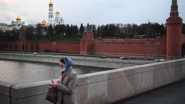 Девушка в медицинской маске в Москве