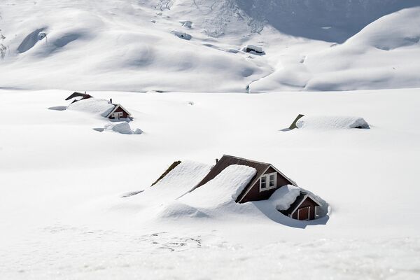 Дома под снегом в районе Vikafjellet в Восточной Норвегии