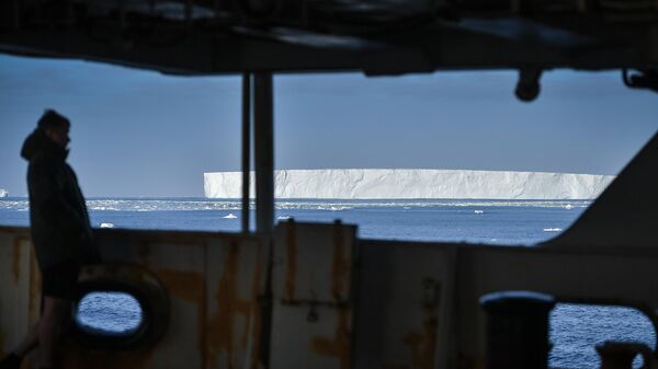 Член экипажа на корабле в Тихоокеанском секторе Антарктики в районе моря Росса