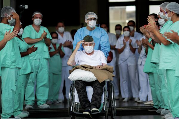 99-летний Ермандо Армелино Пивета покидает госпиталь вооруженных сил после лечения от коронавируса, Бразилия.