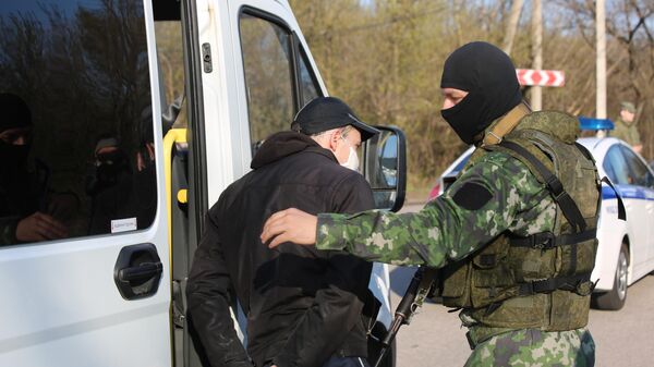 Обмен пленными между ДНР и Киевом на КПП на окраине города Горловка в Донецкой области