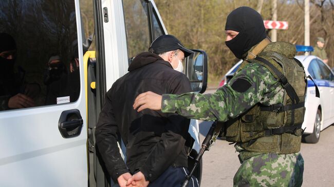 Обмен пленными между ДНР и Киевом на КПП на окраине города Горловка в Донецкой области