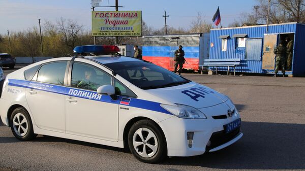 Автомобиль ДПС ДНР на КПП на окраине города Горловка в Донецкой области