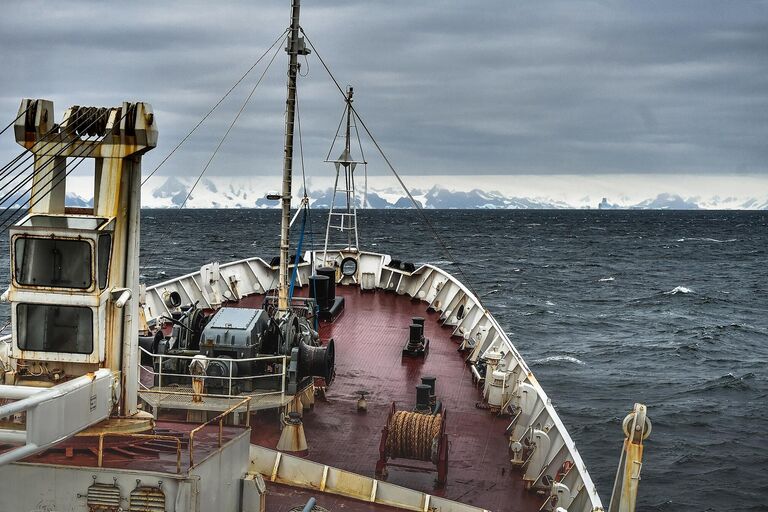 Берега острова Александра 1 в море Беллинсгаузена к западу от Земли Палмера, Антарктического полуострова