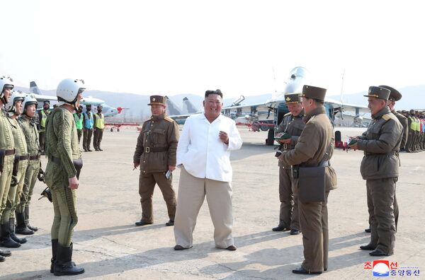 Северокорейский лидер Ким Чен Ун во время посещения группы штурмовых самолетов
