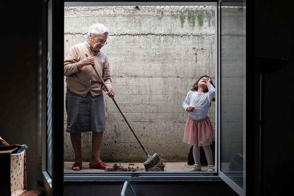 Девочка с прабабушкой в доме в Сан-Фиорано, Италия