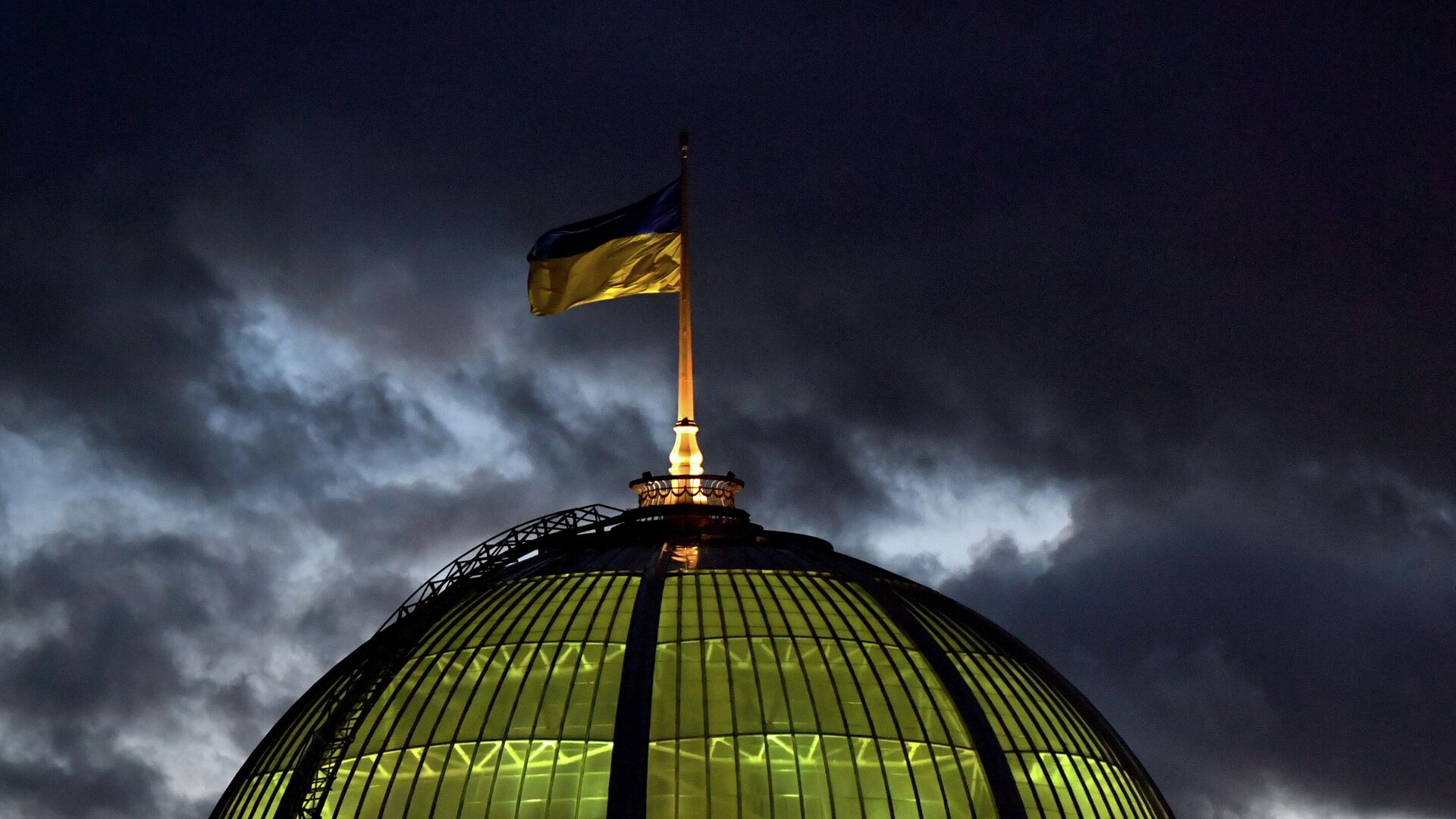 Украинский флаг на здании парламента в Киеве - РИА Новости, 1920, 23.04.2020