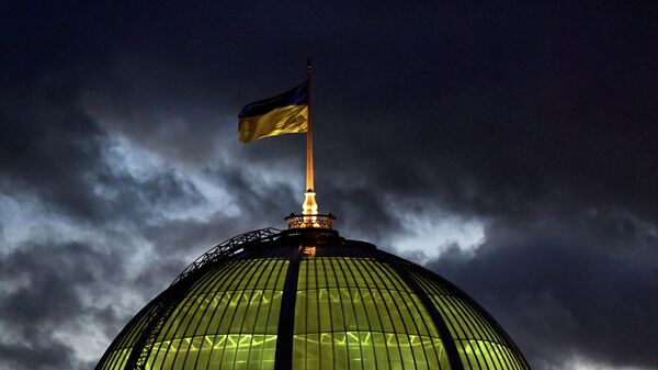Украинский флаг на здании парламента в Киеве