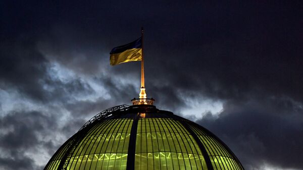 Украинский флаг на здании парламента в Киеве