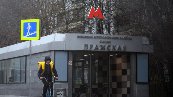 Логотип Московского метрополитена на входе в вестибюль станции Пражская