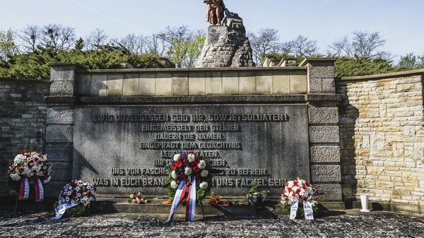 Возложение цветов в мемориальном комплексе Зеелевские высоты в городе Зеелов в связи с 75-летием начала Берлинской наступательной операции
