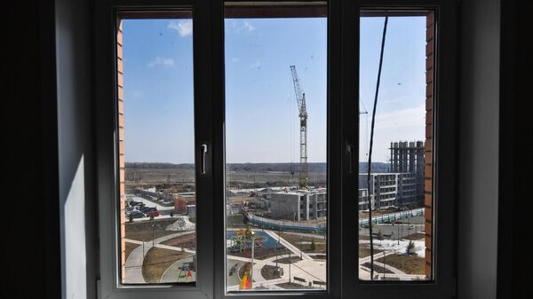 Вид из окна новой квартиры на строительстве жилого комплекса 