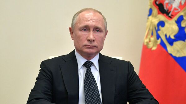 Владимир Путин проводит оперативное совещание с постоянными членами Совета безопасности РФ в режиме видеоконференции