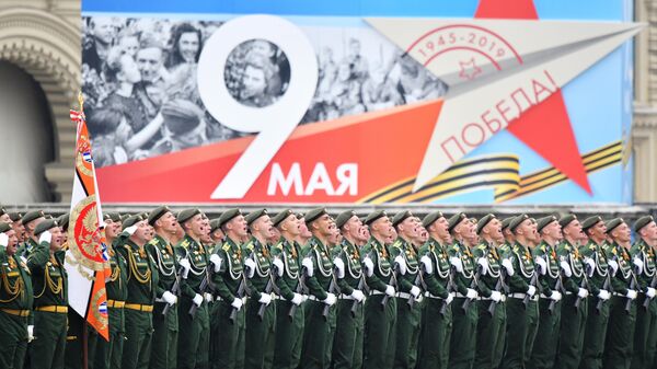Военнослужащие на военном параде на Красной площади