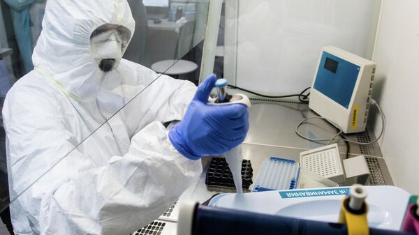 Сотрудники лаборатории Инвитро проводят тесты на коронавирус