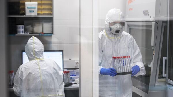Сотрудники лаборатории Инвитро проводят тесты на коронавирус