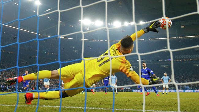 Schalke's Algerian midfielder Nabil Bentaleb shoots a penalty kick to score in front of Manchester City's Brazilian goalkeeper Ederson during the UEFA Champions League round of 16 first leg football match between Schalke 04 and Manchester City  on February 20, 2019 in Gelsenkirchen, Germany. (Photo by Odd ANDERSEN / AFP)