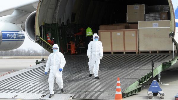 Разгрузка в казанском аэропорту транспортного самолета Ан-124 Руслан, доставившего маски и медицинское оборудование из Хайнаня 
