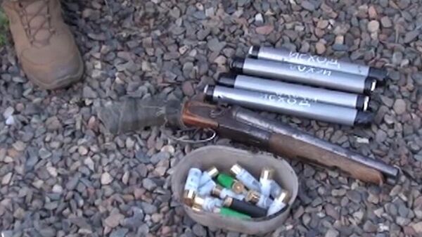 Самодельные взрывные устройства, обрез охотничьего ружья и патроны, изъятые у задержанного несовершеннолетнего жителя Красноярска