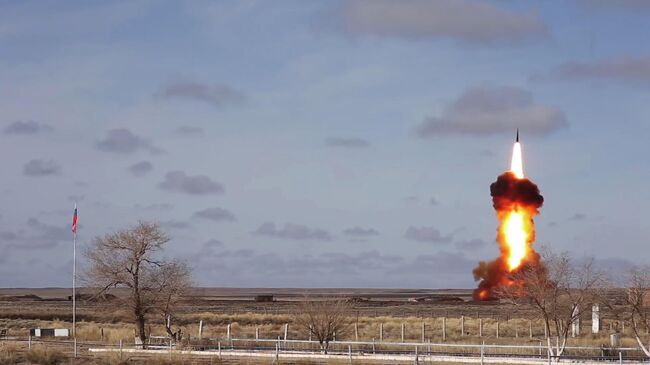 Испытательный пуск новой модернизированной ракеты российской системы ПРО на полигоне Сары-Шаган. Стоп-кадр с видео, опубликованного Министерством обороны РФ