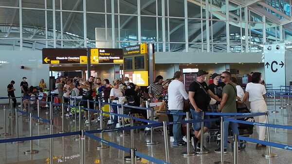 Российские граждане в аэропорту Денпасара ожидают посадки на рейс в Москву