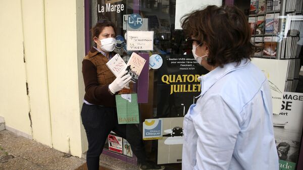 Женщина продает книги возле своего книжного магазина в Аяччо, Корсика, Франция