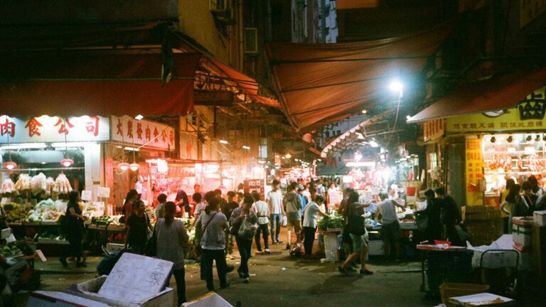 Люди на улицах Гонконга Люди на улицах Гонконга