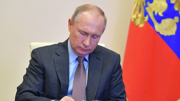 Президент РФ Владимир Путин проводит в режиме видеоконференции совещание о ходе строительства и перепрофилирования медицинских учреждений в регионах РФ