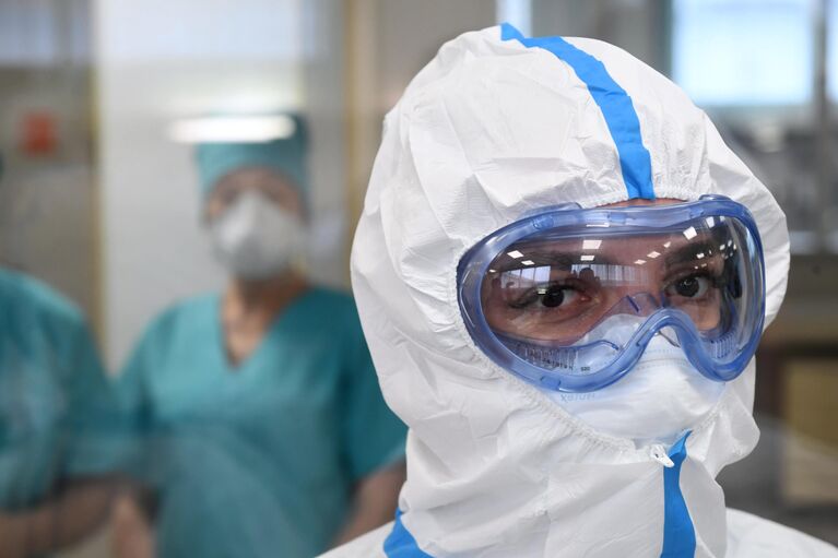 Сотрудница на открытии инфекционного центра в Новой Москве Сотрудница на открытии инфекционного центра в Новой Москве