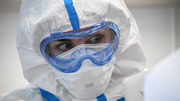 Сотрудница на открытии инфекционного центра в Новой Москве