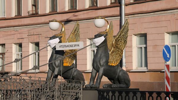 В Санкт-Петербурге на грифонов Банковского моста надели маски, чтобы привлечь внимание к хрупкости всего окружающего