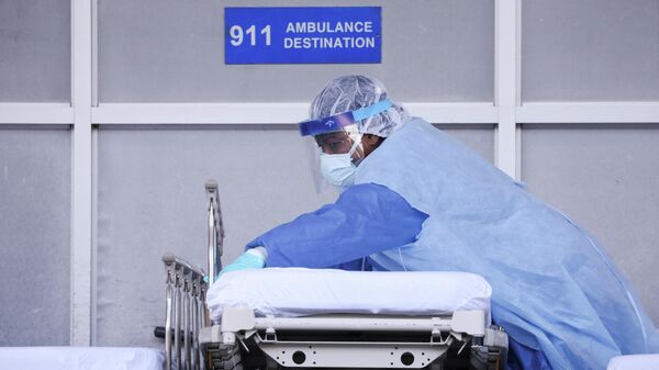 Медицинский работник настраивает тележку со носилками в медицинском центре в Бруклине, Нью-Йорк, США