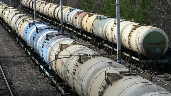 Железнодорожные цистерны для перевозки топлива на станции Дивногорск в Красноярском крае