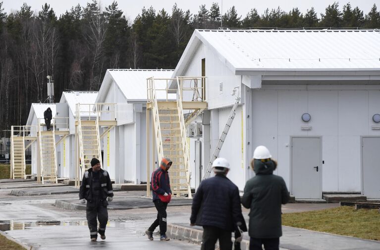 Рабочие на территории инфекционного центра в Новой Москве Рабочие на территории инфекционного центра в Новой Москве